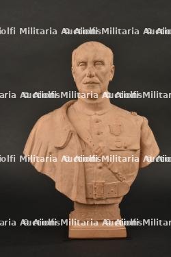 Buste du Maréchal Pétain signé F. Cogné. Bust of Marshal Pétain signed F. Cogné.