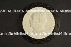 Médaillon en biscuit du Maréchal signé F.Cogné avec son support Art Déco. Biscuit medallion of the Marshal signed F. Cogné with Art Deco stand