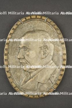 Médaillon portrait du maréchal. Medallion portrait of the Marshal.