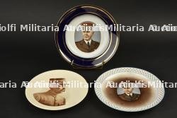 lot de 3 assiettes à l’effigie du maréchal. Set of 3 plates bearing the Marshal’s effigy