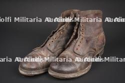 Brodequins type II US. US Army type II service shoes.