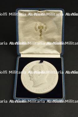 médaillon en Sèvres. Medallion from Sèvres
