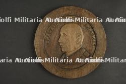 assiette en bois à l’effigie du maréchal. Wooden plate bearing the Marshal’s effigy