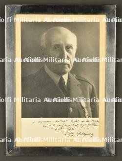 Une photo du Maréchal dédicacée au préfet de la Nièvre. A photo of the Marshal dedicated to the prefect of Nièvre.