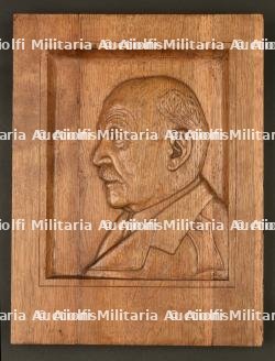 Sculpture en bois par JOB. Wooden sculpture by JOB.