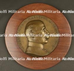 Plaque circulaire en bronze représentant le portrait du Maréchal. Circular bronze plaque representing the Marshal's portrait.