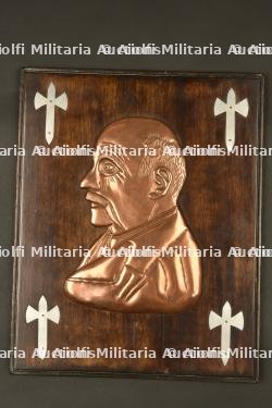 Cadre en laiton repoussé. Embossed brass frame.