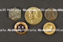 Un lot d'insignes sur le Maréchal. A lot of badges related to the Marshal.
