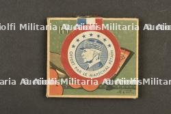 Un paquet de cigarettes. A pack of cigarettes.
