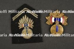 Attribut de casque et patte de col Garde Personnelle du Maréchal. Helmet Insignia and Collar Tab of the Marshal’s Personal Guard.