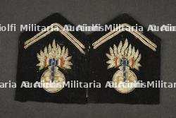 Pattes de col pour Vareuse de la Garde Personnelle du Chef de l'État. Collar Tabs for Tunic of the Chief of State’s Personal Guard.