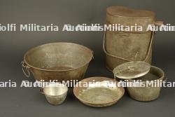 Ensemble bouthéon, gamelles et plats français.Set of French bidons, mess tins and plates
