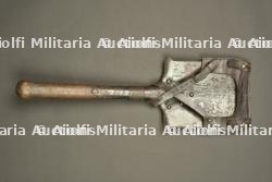 Pelle droite française avec son étui en cuir riveté. French straight entrenching shovel with riveted leather carrier — photo 1