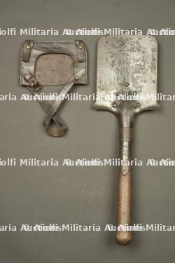 Pelle droite française avec son étui en cuir riveté. French straight entrenching shovel with riveted leather carrier — photo 2