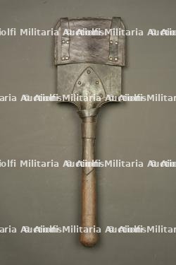 Pelle droite française avec son étui en cuir riveté. French straight entrenching shovel with riveted leather carrier — miniature 6