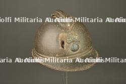 Casque Adrian de l'infanterie avec impact. Infantry Adrian helmet with impact damage — photo 1
