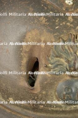 Casque Adrian de l'infanterie avec impact. Infantry Adrian helmet with impact damage — photo 3
