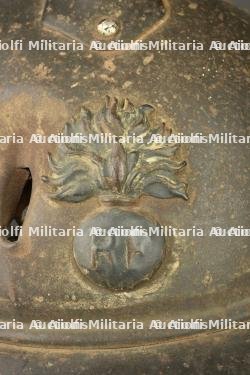 Casque Adrian de l'infanterie avec impact. Infantry Adrian helmet with impact damage — photo 4