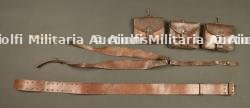 Ensemble brelage français en cuir riveté. French riveted leather webbing equipment set