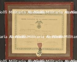 Cadre avec croix de chevalier de la légion d'honneur et diplôme
