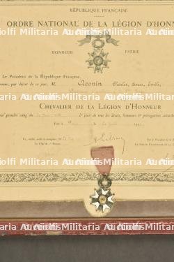 Cadre avec croix de chevalier de la légion d'honneur et diplôme — miniature 2