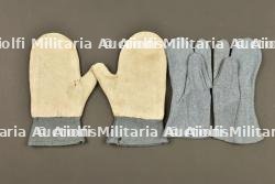 Deux paires de moufles françaises bleu horizon. Two pairs of French horizon blue mittens — miniature 2