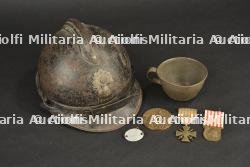 Casque Adrian modèle 1915 de l'Infanterie, quart, bracelet d'identité et médailles — photo 1