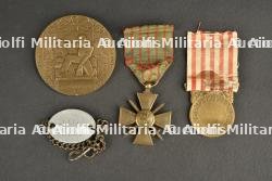 Casque Adrian modèle 1915 de l'Infanterie, quart, bracelet d'identité et médailles — miniature 9