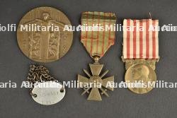Casque Adrian modèle 1915 de l'Infanterie, quart, bracelet d'identité et médailles — miniature 10
