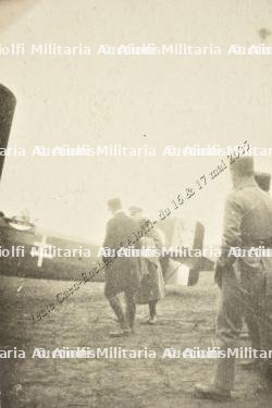 Lot de 8 rares photos de l'Hauptmann von Geyer racompagné par le Lt Minier de l'escadrille BR35 après la signature de l'armistice. — photo 5