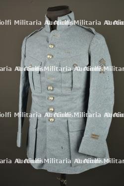 Tunique bleu horizon d'un lieutenant mitrailleur du 67e RI. Horizon blue tunic of a machine gun lieutenant of the 67th Infantry Regiment