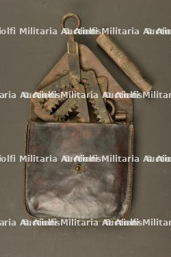 Outillage français étui de hache et scie pliante. French tool equipment set with axe carrier and folding saw — photo 3