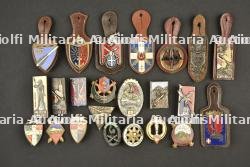 Lot de 23 insignes francais de l'artillerie
