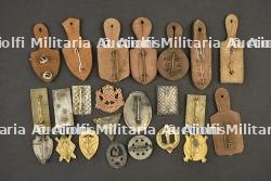 Lot de 23 insignes francais de l'artillerie — miniature 2