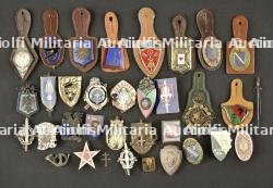 Lot de 31 insignes Cavalerie, Infanterie et divers — photo 1