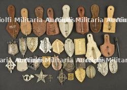 Lot de 31 insignes Cavalerie, Infanterie et divers — photo 2