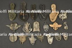 Lot de 19 insignes relatifs aux troupes aéroportées et chasseurs — photo 2