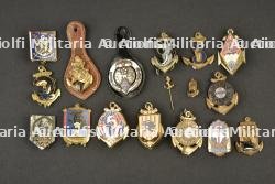 Lot de 17 insignes relatifs aux troupes de marine