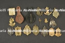 Lot de 17 insignes relatifs aux troupes de marine — miniature 2