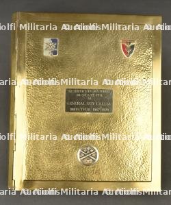 Imposant album en laiton regroupant les insignes du matériel du 2e CA et FFA offert au général Lallia