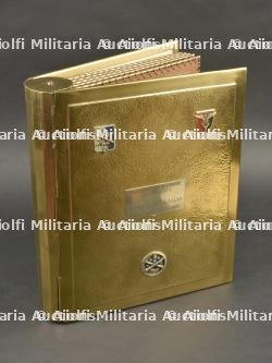 Imposant album en laiton regroupant les insignes du matériel du 2e CA et FFA offert au général Lallia — miniature 2
