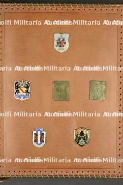 Imposant album en laiton regroupant les insignes du matériel du 2e CA et FFA offert au général Lallia — miniature 4