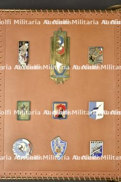 Imposant album en laiton regroupant les insignes du matériel du 2e CA et FFA offert au général Lallia — miniature 5