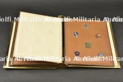 Imposant album en laiton regroupant les insignes du matériel du 2e CA et FFA offert au général Lallia — miniature 6