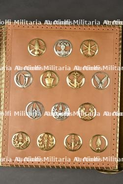 Imposant album en laiton regroupant les insignes du matériel du 2e CA et FFA offert au général Lallia — photo 7