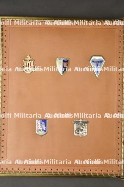 Imposant album en laiton regroupant les insignes du matériel du 2e CA et FFA offert au général Lallia — photo 8