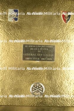 Imposant album en laiton regroupant les insignes du matériel du 2e CA et FFA offert au général Lallia — miniature 9