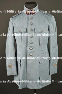 Tunique bleu horizon d'un capitaine médecin. Horizon blue tunic of a medical captain — photo 1