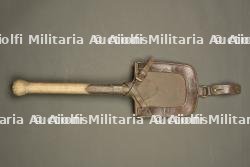 Pelle individuelle allemande avec étui précoce. German entrenching shovel with early carrier — photo 1