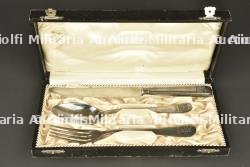 Couverts en métal argenté à motif de croix de fer dans leur coffret. Silver plated cutlery with Iron Cross motif in fitted case